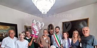 Il vicesindaco Luigi Pezzi fa gli auguri alla signora Annita Gallegati per i suoi 100 anni