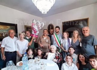 Il vicesindaco Luigi Pezzi fa gli auguri alla signora Annita Gallegati per i suoi 100 anni