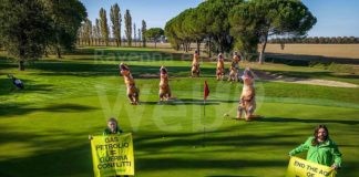 Vestiti da dinosauri, attivisti di Greenpeace interrompono partita di golf a Cervia