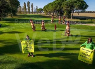 Vestiti da dinosauri, attivisti di Greenpeace interrompono partita di golf a Cervia