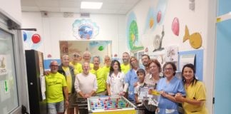 Donato un calcetto Balilla a bordo di una Apecar alla Pediatria di Ravenna