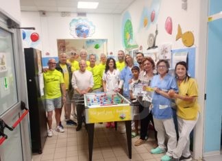Donato un calcetto Balilla a bordo di una Apecar alla Pediatria di Ravenna
