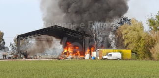 Lavezzola: Incendio in un capannone agricolo. Colonna di fumo visibile a chilometri di distanza