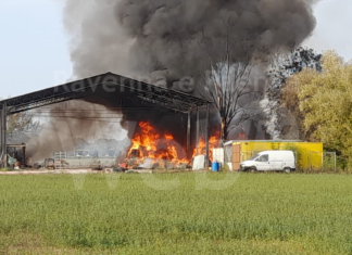 Lavezzola: Incendio in un capannone agricolo. Colonna di fumo visibile a chilometri di distanza
