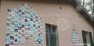 140 targhe realizzate dai bambini della Carchidio-Strocchi per il nuovo muro del centro sociale Borgo