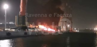 Incendio banchina terminal portuale IFA. I vigili del fuoco sul posto, situazione sotto controllo