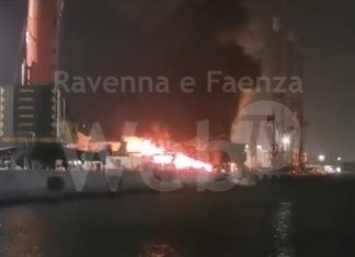 Incendio banchina terminal portuale IFA. I vigili del fuoco sul posto, situazione sotto controllo