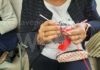 Un laboratorio di uncinetto per realizzare rose per la “Camminata in rosso”
