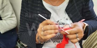 Un laboratorio di uncinetto per realizzare rose per la “Camminata in rosso”