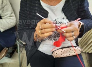 Un laboratorio di uncinetto per realizzare rose per la “Camminata in rosso”