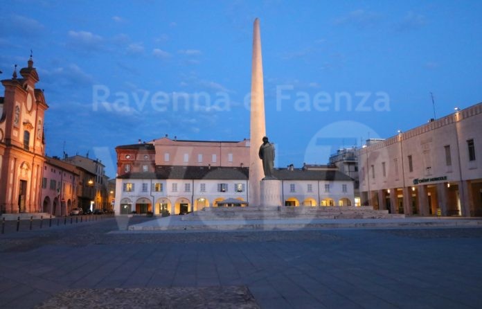 piazza baracca crepuscolo