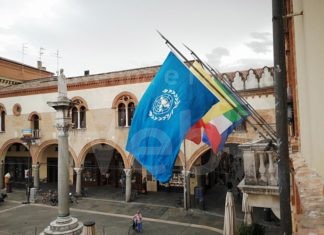 78° anniversario delle Nazioni Unite, esposta la bandiera dell’Onu sul palazzo del Comune