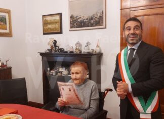 Il sindaco Davide Ranalli ha consegnato la pergamena di auguri a Maria Ghetti che ha compiuto 100 anni