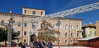 Inaugurata JFK ON ICE 2023, la grande pista di pattinaggio su ghiaccio in Piazza Kennedy