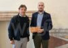 L’assessore Sbaraglia riceve dall’artista Enzo Babini una formella in ceramica in ricordo dell’alluvione
