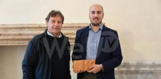 L’assessore Sbaraglia riceve dall’artista Enzo Babini una formella in ceramica in ricordo dell’alluvione