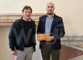 L’assessore Sbaraglia riceve dall’artista Enzo Babini una formella in ceramica in ricordo dell’alluvione