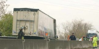 Tir in fiamme sulla Statale 16: Traffico bloccato