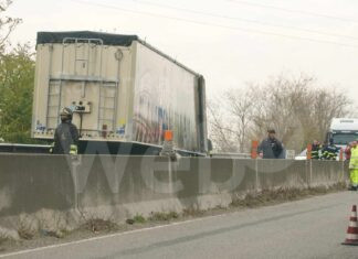 Tir in fiamme sulla Statale 16: Traffico bloccato