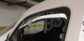 Una ventina di auto danneggiate nel parcheggio. Caccia al malvivente