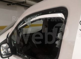 Una ventina di auto danneggiate nel parcheggio. Caccia al malvivente