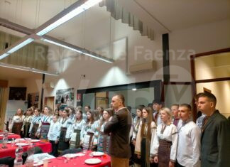 Santa Teresa, cena di benvenuto per i bambini ucraini del Coro Zorynka