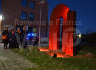 Luce arancione anche al Comando Provinciale dei Carabinieri contro la violenza di genere