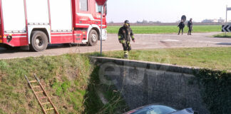 Auto precipita nel fosso per evitare un incidente con un’altra vettura