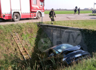 Auto precipita nel fosso per evitare un incidente con un’altra vettura