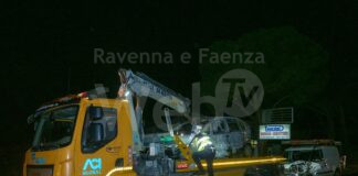 Incidente sulla via Emilia: auto prende fuoco