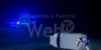 Furgone esce di strada e finisce nel campo: ferito il conducente