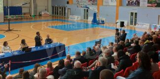Oltre l’alluvione, 200 persone al Palazzetto dello Sport di Lugo per l’incontro pubblico con Regione