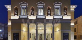 Il Teatro Alighieri si illumina di viola ciclamino per la Giornata dell’Afasia