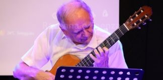 Pietro Bonaguri e la sua chitarra ai concerti della domenica