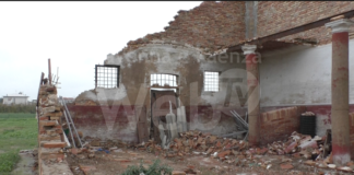 Fu il simbolo dei danni della tromba d’aria, ma ancora non sa se potrà ricostruire attività e abitazione