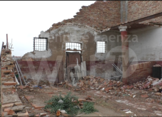 Fu il simbolo dei danni della tromba d’aria, ma ancora non sa se potrà ricostruire attività e abitazione