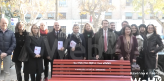 Inaugurata una panchina rossa per ricordare le vittime di femminicidio davanti alla Camera di Commercio