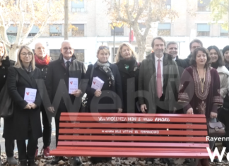 Inaugurata una panchina rossa per ricordare le vittime di femminicidio davanti alla Camera di Commercio