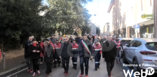 Un lungo corteo in scarpe rosse contro la violenza sulle donne