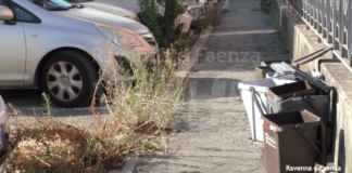 300 firme raccolte dal Popolo della Famiglia contro i bidoncini della raccolta differenziata