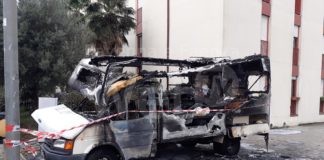 Camper e furgone a fuoco nella notte