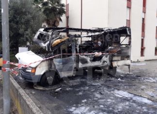 Camper e furgone a fuoco nella notte