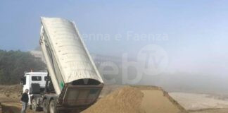 A Cervia la Cooperativa bagnini ha alzato la consueta barriera di sabbia contro il mare