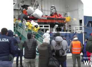 Sbarcati i profughi della Geo Barents: alcuni in viaggio da anni