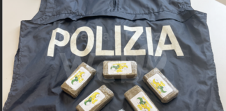 L’hashish spedito nascosto nel pacco postale: arrestato