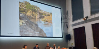 Oggi, presenti sindaca e presidente della Provincia, la consegna della petizione per un nuovo ponte sul Lamone