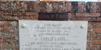 Restaurata la lapide dedicata a Carlo Landi sulla rampa della Rocca