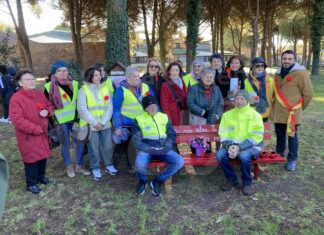 Sant’Alberto, tanta gente all’inaugurazione della Panchina Rossa voluta da Auser