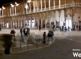 Halloween: petardi in centro a Faenza lanciati contro famiglie, animali, nei negozi e fra i tavoli dei locali