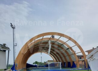 Tornado: ripristinata la copertura della piastra polivalente a Voltana